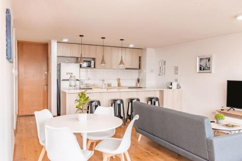 聖地亞哥的住宿－Estancia Perfecta, Te esperamos!，厨房以及带白色桌椅的用餐室。