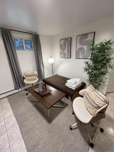ein Wohnzimmer mit einem Tisch und Stühlen in der Unterkunft Two Bedroom Private Apt near NYC in West New York