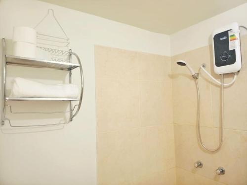 uma casa de banho com um chuveiro e um dispensador de toalhas em Casa Vacacional en Ica em Ica