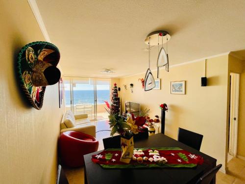 una sala de estar con una mesa con un árbol de Navidad. en Vacations in La Serena, en La Serena