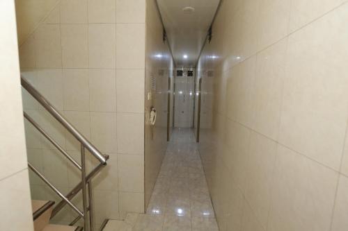 a hallway of a bathroom with a elevator at OYO 92677 Hotel Bintaro in South Tangerang