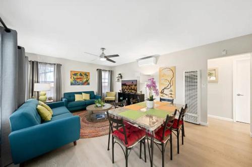 Гостиная зона в Spacious Centrally Located NEW 2 Bedroom Property!