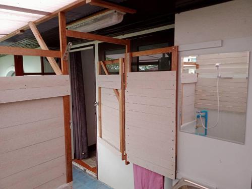 Zimmer mit Dusche und Tür in einem Haus in der Unterkunft Young and Beautiful in Bangkok