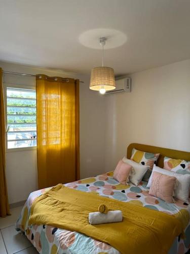 1 dormitorio con 1 cama con 2 toallas en Villa KasaLeu en Saint-Leu
