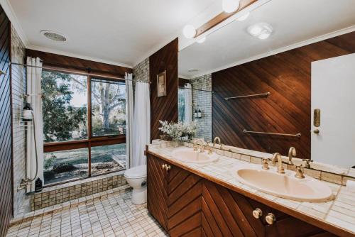 Bathroom sa Ilkley House - A Refreshing Family Rural Getaway