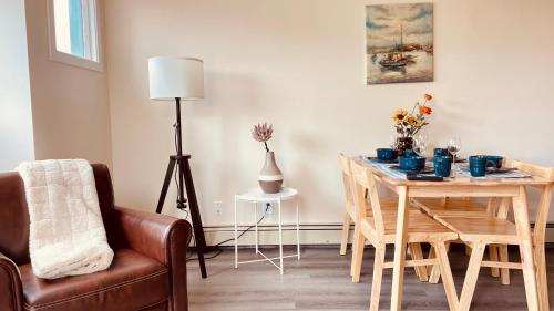 uma sala de estar com uma mesa de jantar e uma cadeira em unit #302 Mountain view 2 beds in DT em Canmore