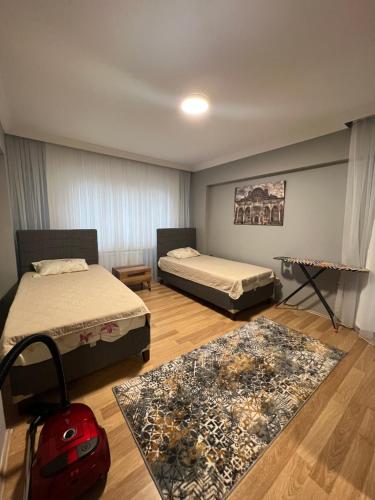 2 camas en una habitación con 2 alfombras en ALSALEH GROUP EVLERI en Trabzon