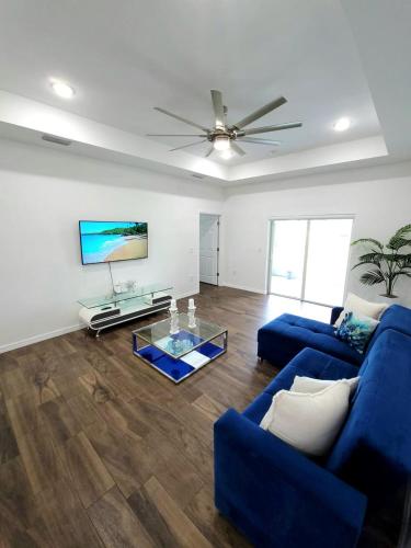 a living room with a blue couch and a table at Blue life in Lehigh Acres