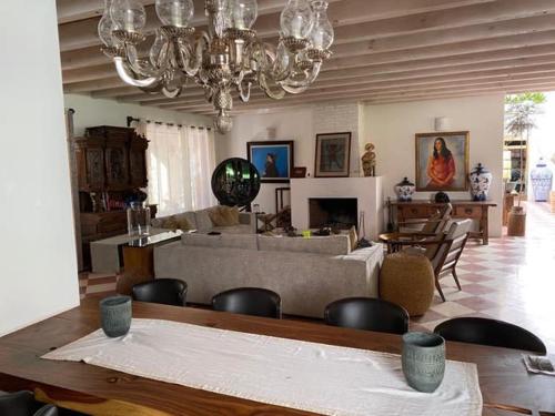 sala de estar con sofá, mesa y sillas en Increible y Comoda Casa en el Campo, en Godínez