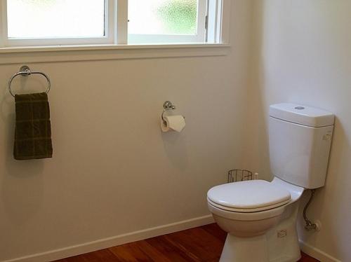 La salle de bains est pourvue de toilettes blanches et d'une fenêtre. dans l'établissement Mahakipawa Waterfront Hideaway - Belvue Bay Home, à Linkwater