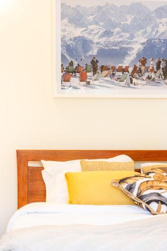 Ένα ή περισσότερα κρεβάτια σε δωμάτιο στο Mid-Century Modern Retro Beach House