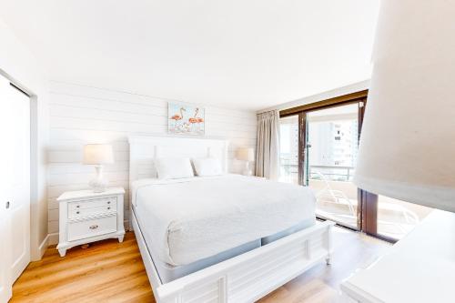 Ένα ή περισσότερα κρεβάτια σε δωμάτιο στο Edgewater Beach Resort 0903