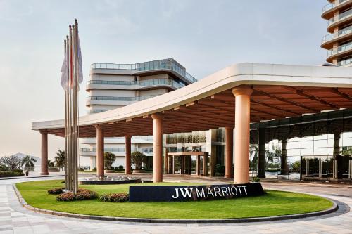 ein großes Gebäude mit einem Schild davor in der Unterkunft JW Marriott Hotel Sanya Dadonghai Bay in Sanya