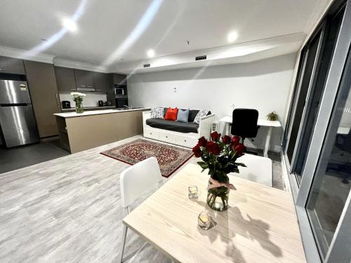 een woonkamer met een tafel en een bank bij One-bedroom Apartment in heart of the City in Canberra