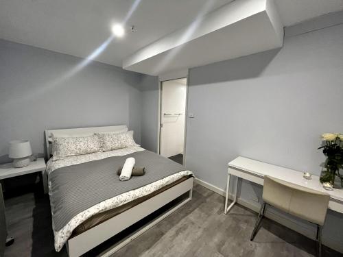Voodi või voodid majutusasutuse One-bedroom Apartment in heart of the City toas