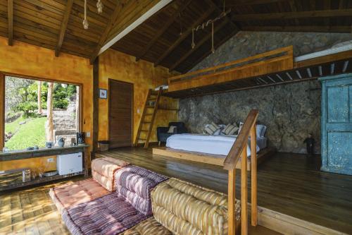 een slaapkamer met een bed en een stapelbed. bij Baba Yaga Atitlan in San Marcos La Laguna