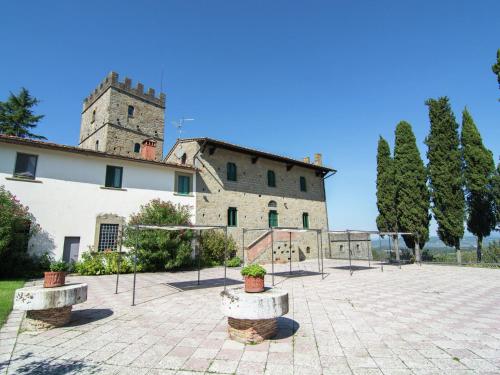 Poggio Alla CroceにあるLovely estate not far from Florence with olives treesの城を背景にした大きな建物