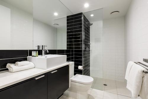 Een badkamer bij Code Apartments