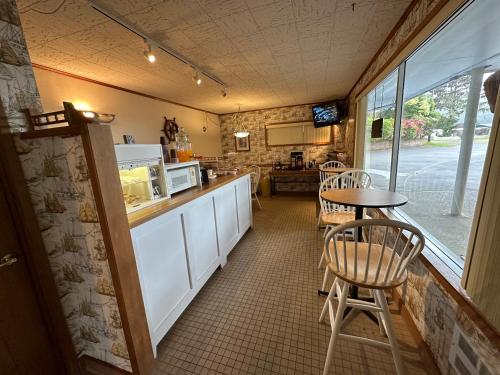 Kuchyň nebo kuchyňský kout v ubytování Winchester Bay Inn