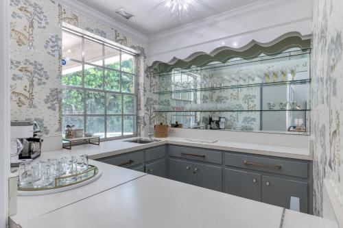 Η κουζίνα ή μικρή κουζίνα στο Delray Pool Home - 5 Minutes to Beach!