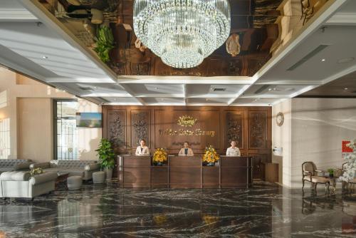 Vestibiulis arba registratūra apgyvendinimo įstaigoje Golden Lotus Luxury Hotel Danang