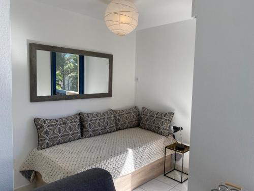 Ce lit se trouve dans un dortoir doté d'un miroir mural. dans l'établissement Perla Di Mar, à Cavalaire-sur-Mer