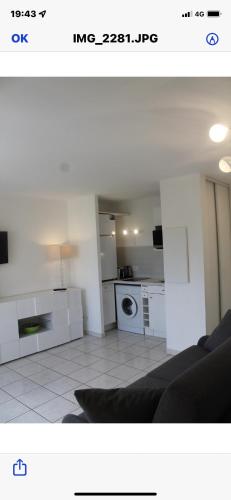 un salon avec un canapé et une cuisine dans l'établissement Perla Di Mar, à Cavalaire-sur-Mer