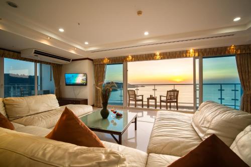 d'un salon avec un mobilier blanc et une vue sur l'océan. dans l'établissement Patongtower Duplex Seaview4BR2902, à Patong Beach
