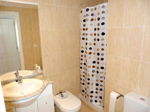 デニアにあるTierra de Mar 60のバスルーム(洗面台、トイレ、シャワー付)