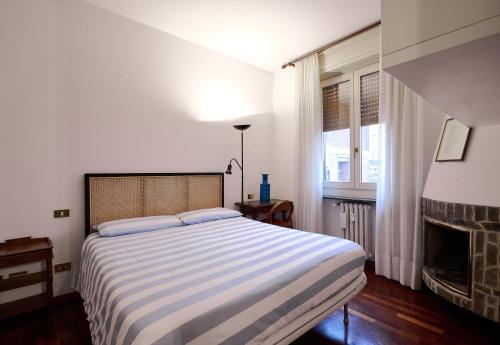 um quarto com uma cama grande e uma lareira em Apartment in the center of the Milanese nightlife em Milão