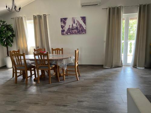 uma sala de jantar com mesa e cadeiras em Pula Apartment E&E em Loborika