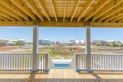 Balkoni atau teres di The Beach Fox- Sleeps 26- Walk to the Beach!