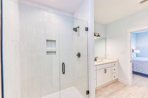 Bilik mandi di The Beach Fox- Sleeps 26- Walk to the Beach!