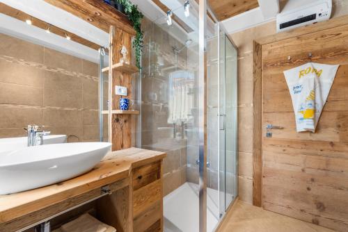 Ένα μπάνιο στο Apartments Casa Cristallo and Tofana