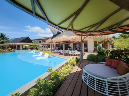 Blick auf den Pool im Resort in der Unterkunft Costa Celine Beach Resort in Kinablañgan