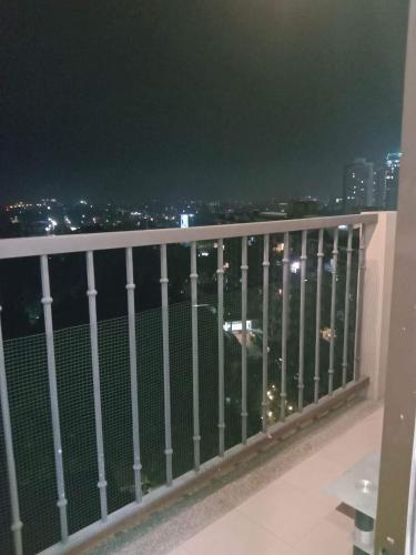 uma varanda com vista para a cidade à noite em CAMELLA CONDO em Davao