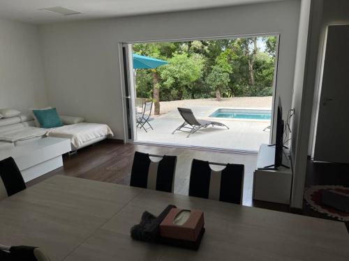 sala de estar con vistas a la piscina en Brand new villa with fully intergrated Air conditioning & private pool, Overlooking forest, en Sardan