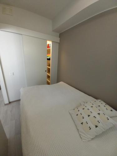 ロヴァニエミにあるHaapalaのベッドルーム(白いベッド、枕付)