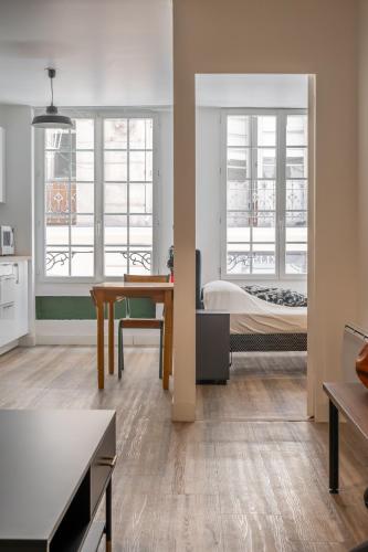 un salon avec une table et un lit dans l'établissement Esprit Loft & Club proche embarcadère Corse Mayol Port Centre historique, à Toulon