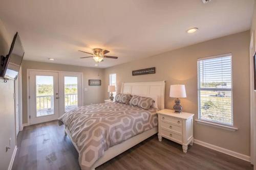 a bedroom with a bed and a ceiling fan at The Herron, Sleep 20, Walk beach in Gulf Shores