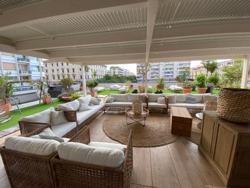 un ampio soggiorno con divani e sedie su un edificio di MYHOME 75 Premium Luxury B&B a Pescara