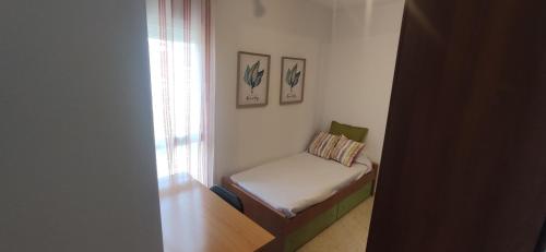 a small room with a bed and a window at PC CHICLANA, PARKING, WIFI, aire, confort in Chiclana de la Frontera