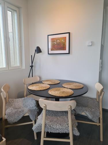 a room with a table with four chairs and a lamp at Polar Charm A in Ylläs