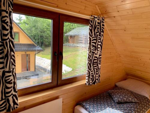 um quarto com uma janela num chalé de madeira em Domki Na Szlaku em Milówka