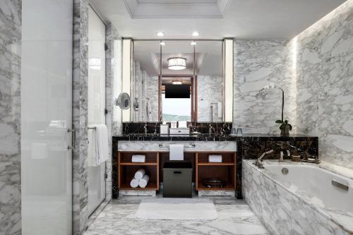 Bilik mandi di St. Regis Macao