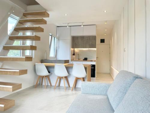 een woonkamer met een blauwe bank en witte stoelen bij Lovely studio apartment near Porto Novi marina in Herceg-Novi
