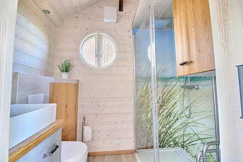 a small bathroom with a shower and a toilet at Tiny House in Mariendorf