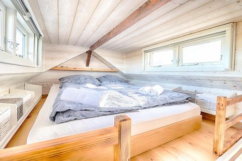 a bedroom with a bed in a tiny house at Tiny House in Mariendorf