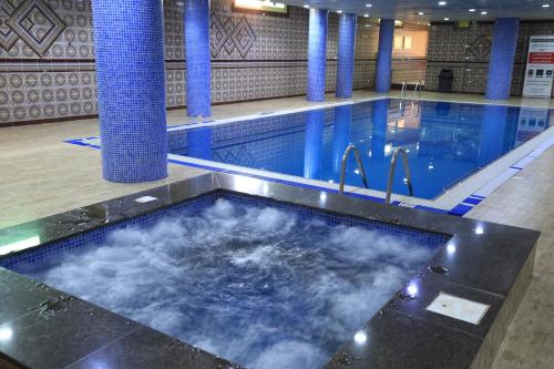 uma grande piscina com nuvens na água em شقق نيروز ان للشقق المخدومة - Newroz N Serviced Apartments em Riyadh