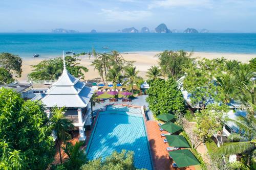 een luchtzicht op een resort met een zwembad en het strand bij Anyavee Tubkaek Beach Resort- SHA Plus in Tab Kaek Beach